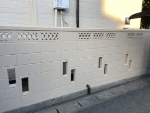 柏市で塀の塗装を艶消しの塀専用塗料で塗装しました。