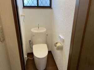 流山市でトイレ交換とクロス張替えを施工しました。