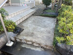 松戸市で玄関前のタイルの貼り替えを施工します。