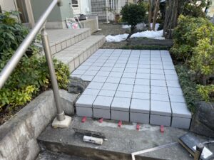 松戸市で玄関タイル貼り替えの仕上げを施工しています。