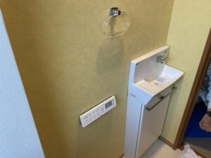 流山市でトイレの手洗いを交換して黄色いクロスを張りました。