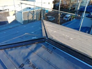 柏市で屋根葺き替え工事をカバー工法で施工しています。