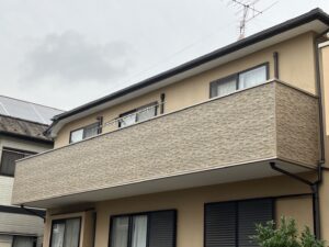 柏市でバルコニー改修工事を金属サイディングで仕上げました。