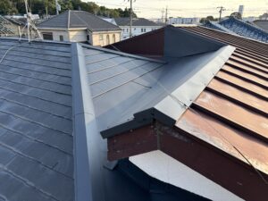 柏市で雨漏り対応の屋根改修工事を施工しました。