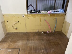 松戸市でキッチン交換工事を始めました。解体と配管から始めます。
