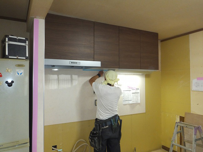 キッチン取付け工事中