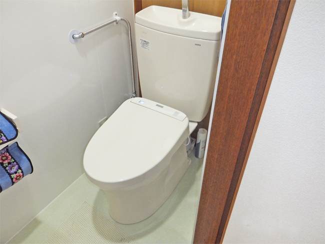 トイレリフォーム 古い砂壁で掃除が大変!使いにくいトイレを快適空間へ