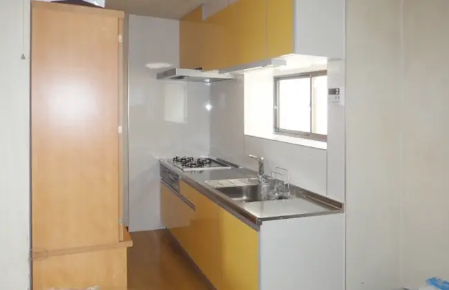 流山市 古くなったキッチンを交換して華やかな色に!