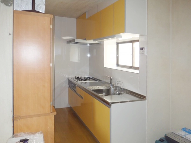 流山市 古くなったキッチンを交換して華やかな色に!