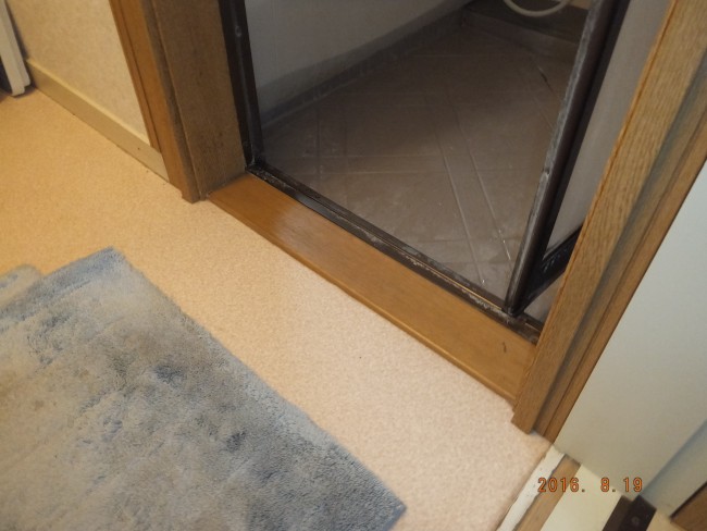 入口の段差解消、洗面所内装リフォーム前