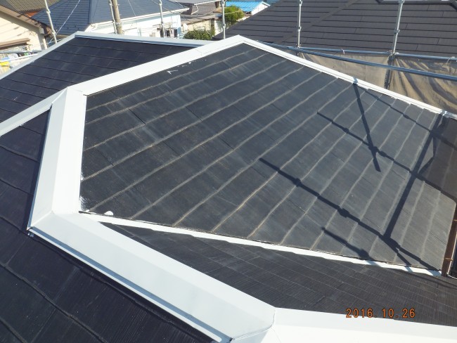 屋根塗装中